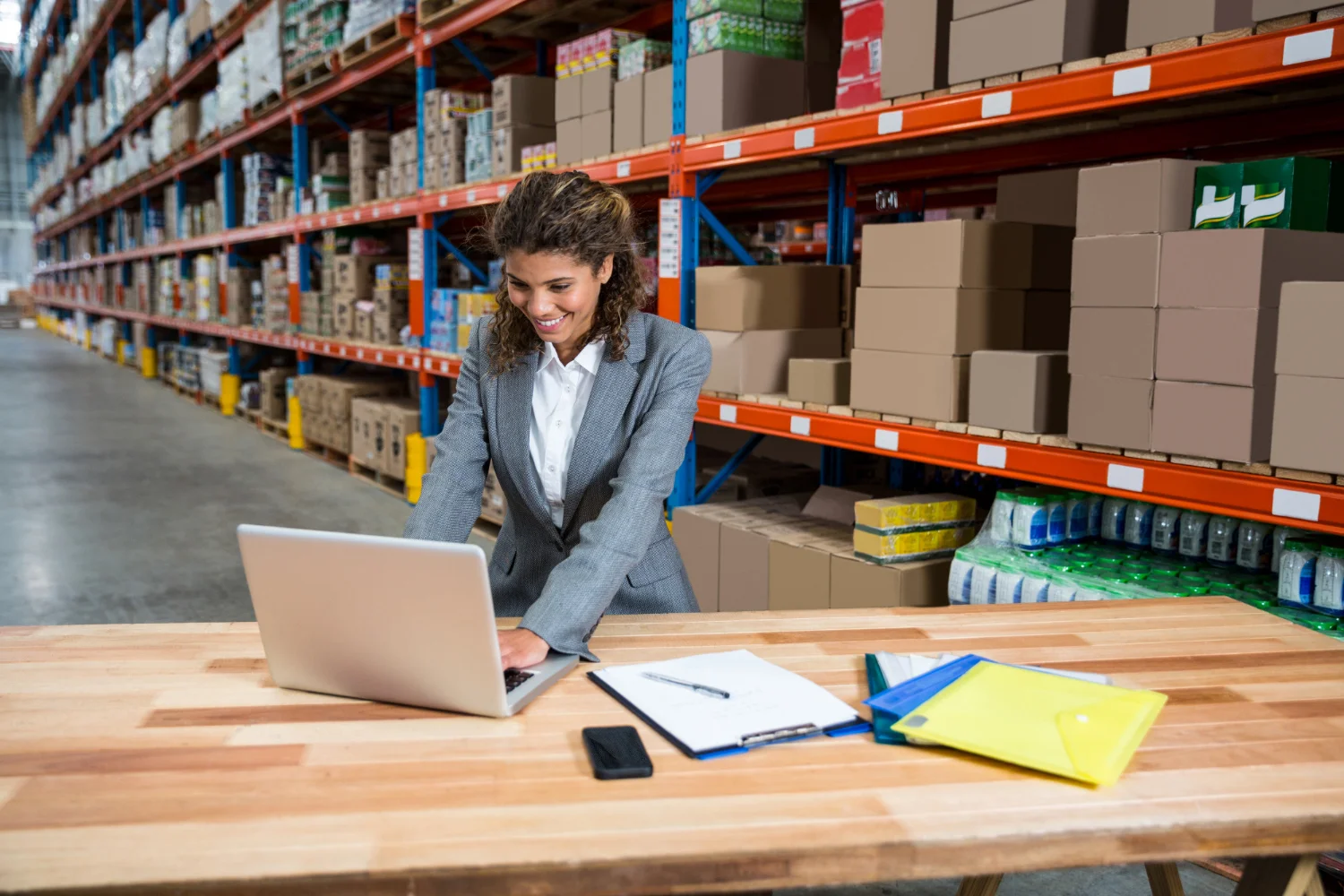 Mujer con inventario de almacén